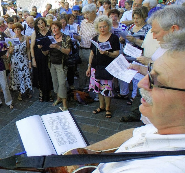 Die Freune   gemeinsamen Singens erleb...8217;s dazu das Lrracher Liederbuch.   | Foto: Barbara Ruda