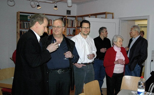 Dieter Kpnick vom Kirchenvorstand (li...er Evangelisch-Lutherischen Gemeinde.   | Foto: Vera Winter