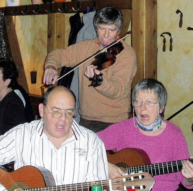 Mit Gitarren und Violine  wurden die Volkslieder begleitet.   | Foto: Privat