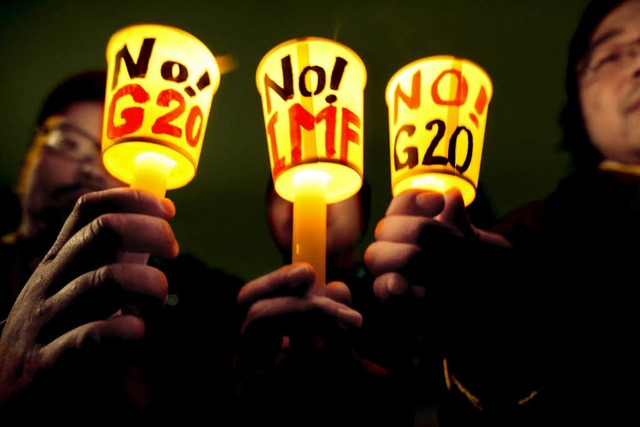 Mit Kerzen mahnen japanische Demonstra...rmen  in der Welt nicht zu vergessen.   | Foto: dpa