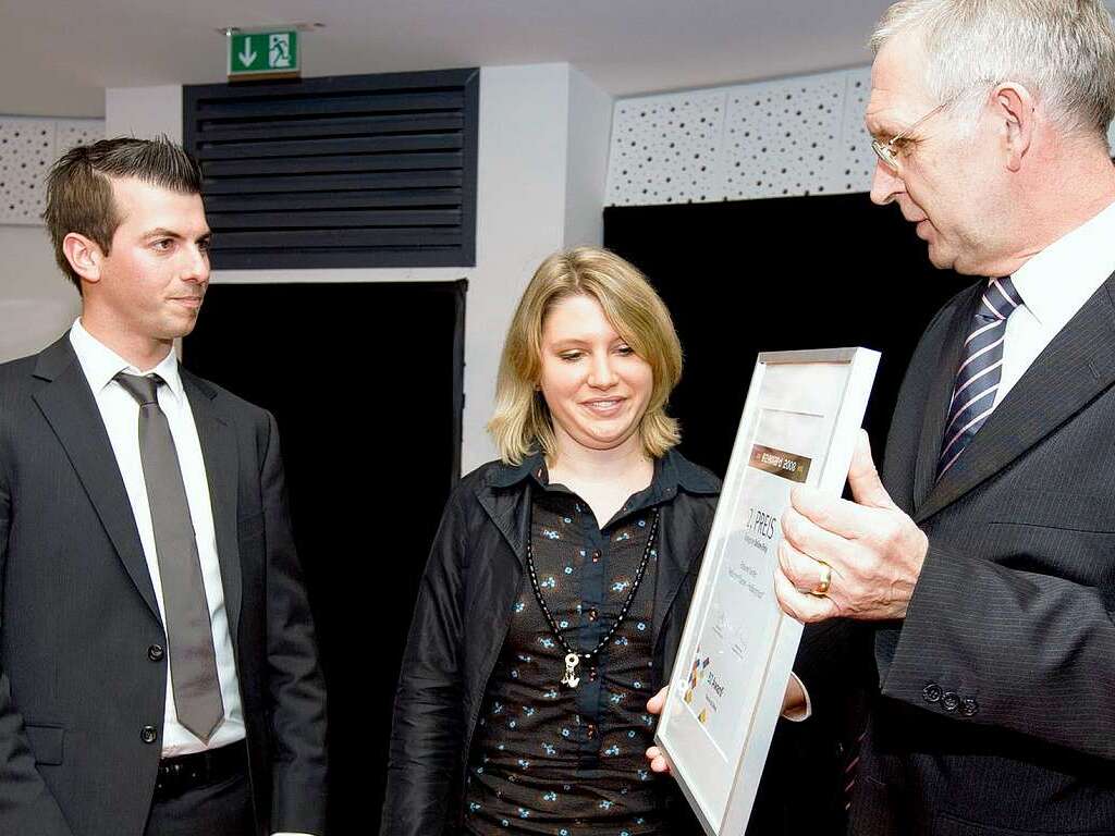 Gleich zwei Awards konntenMartin Munck und  Verena Kerber von der  Brauerei Ganter entgegen nehmen, rechts Bernd Dallmann.