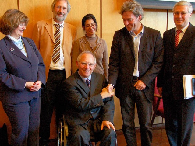 Innenminister Schuble gratulierte Rei... Nadia Bickel und OB Dietz (von links)  | Foto: senf