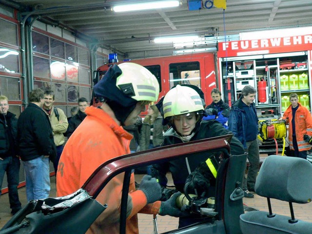 Selbst Hand anlegen konnten Rettungsdi...itarbeiter bei der Endinger Feuerwehr.  | Foto: Kurt Meier