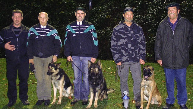 Mit  dem Vereinsvorsitzenden Heinz Kli...n rechts) Aufstellung zum Siegerfoto.   | Foto: Eberhard Gross