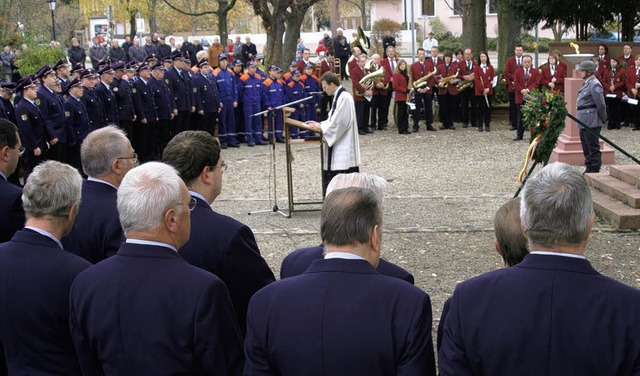 Vertreter der Stadt, der Kirchen, Feue...hten der Opfer von Krieg und Gewalt.    | Foto: Hge