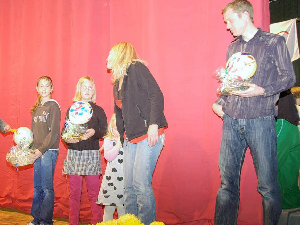 Ina Heidemann gratuliert den  Gewinnern des Luftballonwettbewerbs: Sophia Krause, Nadine Rominger und Rebecca Wieber (v.l.)
