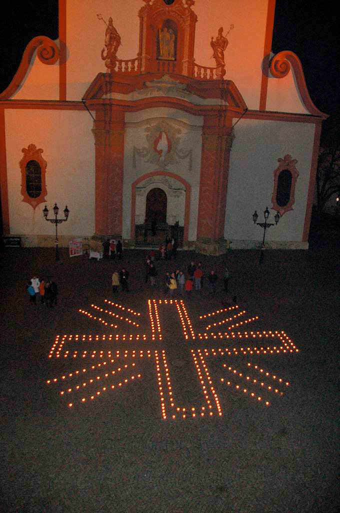 Ein Lichterkreuz vor dem Bad Sckinger Fridolinsmnster