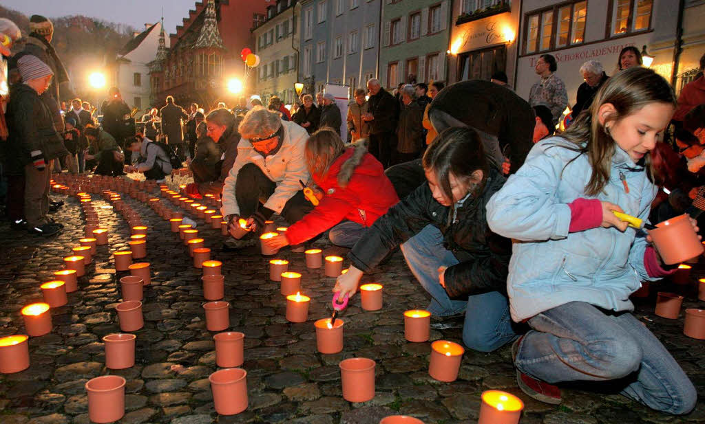 Ganze Familien halfen mit, die Kerzen anzuznden