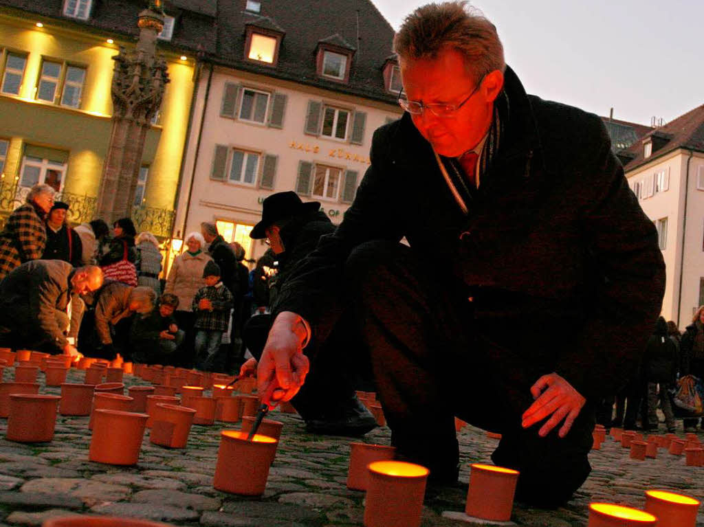 Jede Kerze soll die Solidaritt mit einem hilfsbedrftigen Menschen symbolisieren