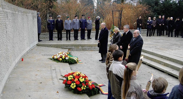 Kranzniederlegung am Volkstrauertag auf dem Rheinfelder  Stadtfriedhof.     | Foto: Valentin Ade