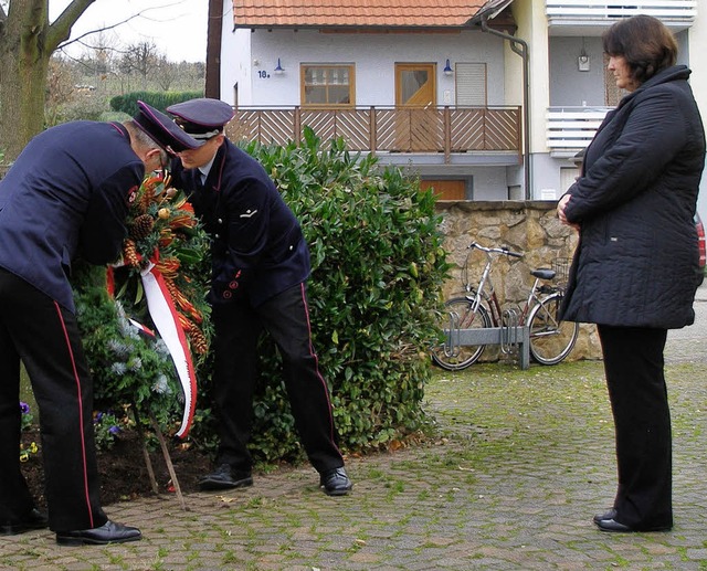 Am Ehrenmal  vor der Kirche legte  Ort...Karin Simon-Immel einen Kranz nieder.   | Foto: Schmidt