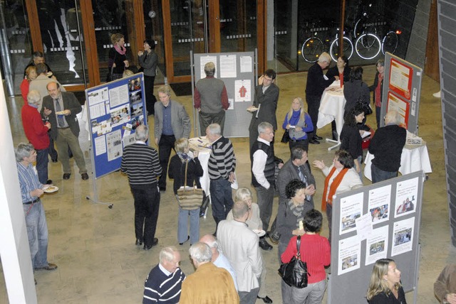 Vereine und Institutionen prsentierten ihre Angebote im Denzlinger Brgerhaus.   | Foto: MZD