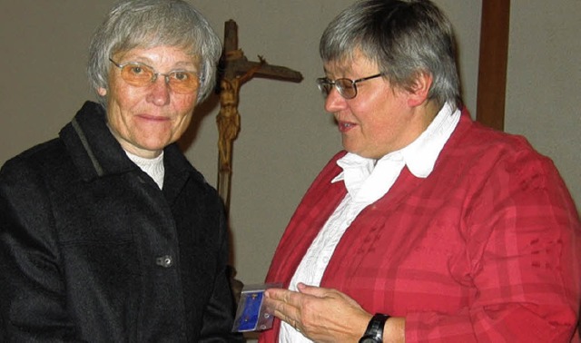 Die Dekanin Christiane Vogel (rechts) ...nkreuz der Badischen Landeskirche aus.  | Foto: Michael Gottstein