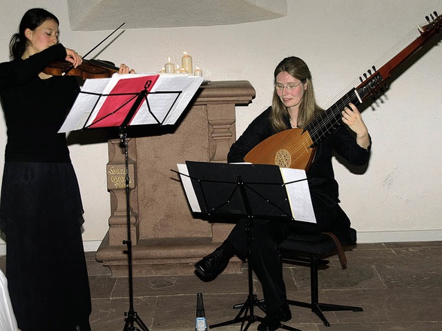 Aina Hickel (links) und Heike ter Stal...schen Frstenhfe des 17. Jahrhunderts  | Foto: Karin Stckl-Steinebrunner