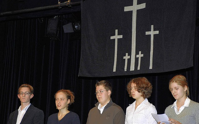 Die fnf Schlerinnen und Schler des ...ie mit Gedichten zum Frieden mahnten.   | Foto: gertrude siefke