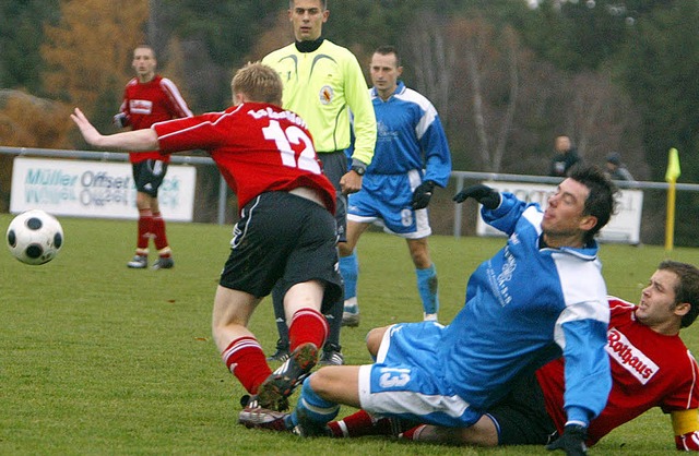 Ruppige Partie: Axel Bndert (links) u...mpf mit dem berauchener Dominik Beha   | Foto: dieter reinhardt