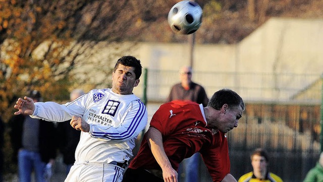 Gewinnt hier immerhin ein Kopfballduell: der Weiler Servet Ay-Gven (links)  | Foto: Meinrad Schn