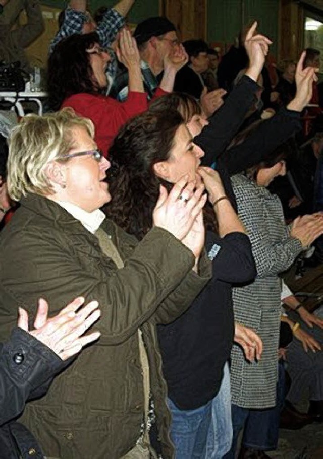 Jubelnde  Fans feierten den RSV Weil in Cronenberg.    | Foto: Hartenfeller
