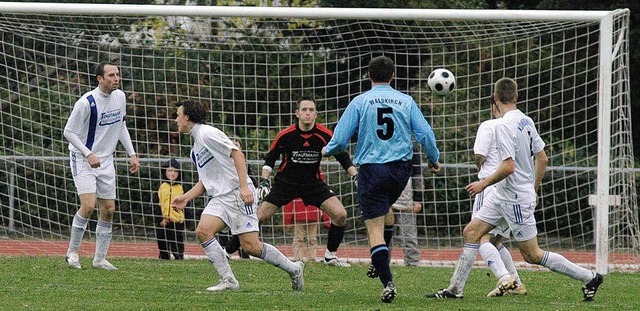 Der Waldkircher  Spielertrainer  Midha...5) versucht&#8217;s  mit einem Heber.   | Foto: Claus Zimmermann