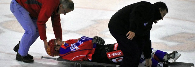 Der verletzte Robert Brezina wird vom Eis transportiert.  | Foto: patrick seeger
