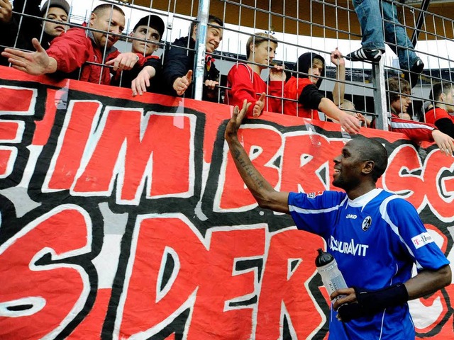 Die Freiburger Fans sorgen in Frankfur...sou gibt&#8217;s dafr ein Dankeschn.  | Foto: Michael Heuberger