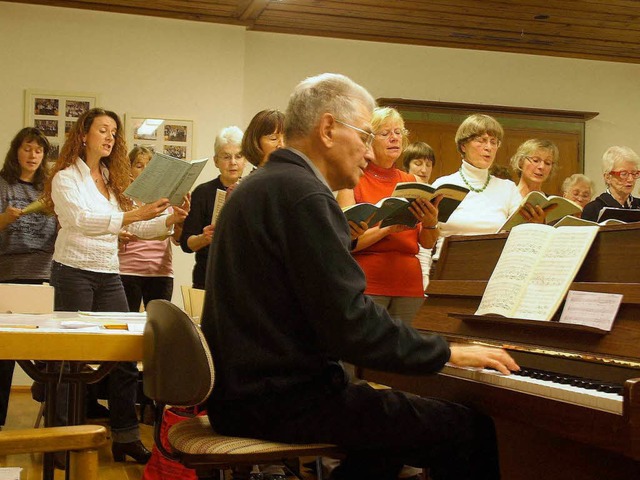 Professor Rolf Schweizer probt mit der Elztalkantorei  | Foto: Frank Berno Timm