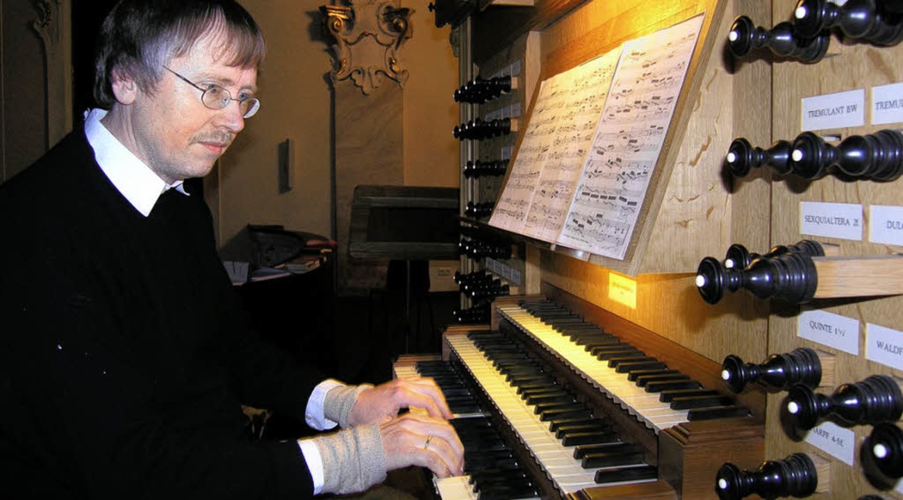 Wolfgang Zerer an der Orgel in der   Martinskirche.   | Foto: Michael Haberer
