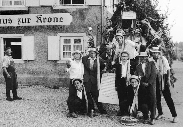 Die Rekruten des Jahrgangs 1958 wurden...mit weiem Hemd: Helmut Hundertpfund.   | Foto: privat