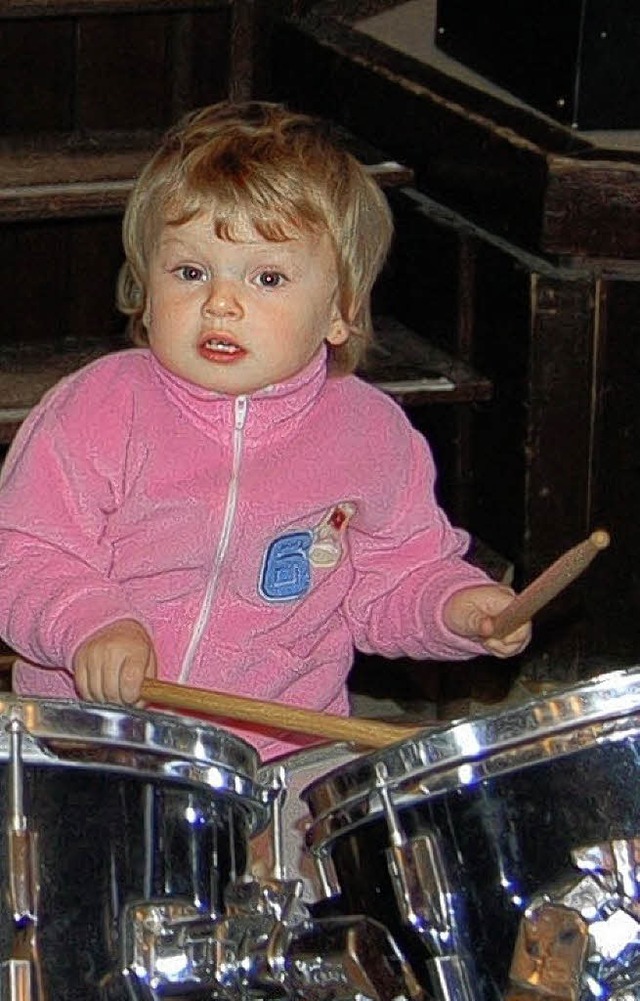 Frh bt sich: Die zweijhrige Olivia Mhl am Schlagzeug  | Foto: Ulrike Jger