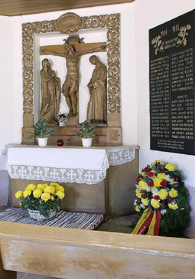 Ein Kranz in der Friedhofkapelle als Mahnung und  Erinnerung   | Foto: fssel