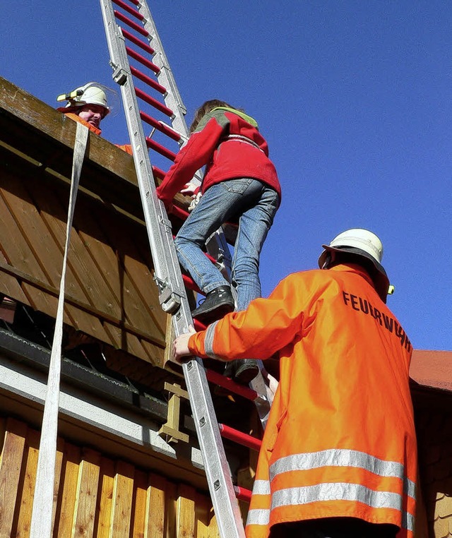 Sicher zurck auf die Erde: Menschenre...e Feuerwehr bei der Probe in Riedern.   | Foto: Patrick Burger