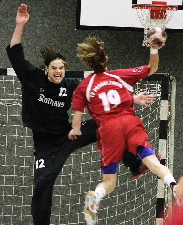 Der Herbolzheimer Frank Reymann versuc...ck gegen Alemannen-Keeper Hagen Feth.   | Foto: Lars Bargmann