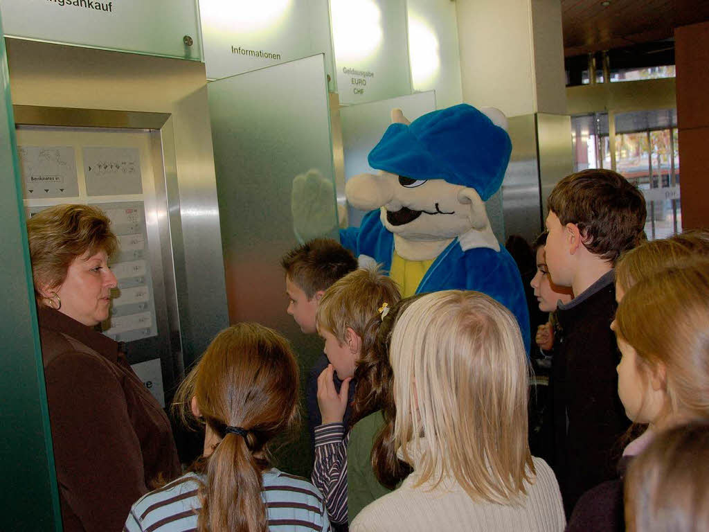 Klasse 4 der Grundschule Salzert und BZ-Maskottchen B. Zetti zu Gast in der Sparkasse Lrrach