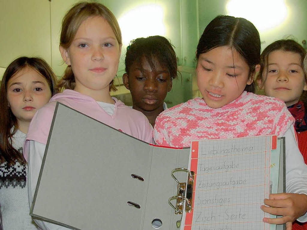 Klasse 4 der Grundschule Salzert und BZ-Maskottchen B. Zetti zu Gast in der Sparkasse Lrrach