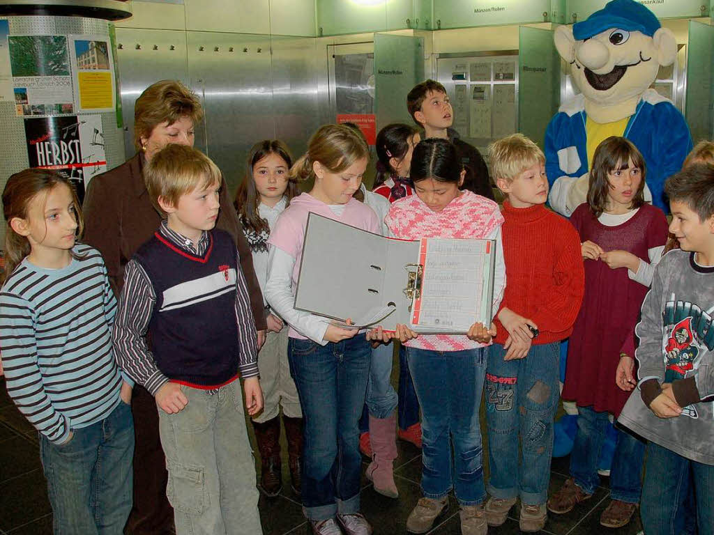 Klasse 4 der Grundschule Salzert und BZ-Maskottchen B. Zetti zu Gast in der Sparkasse Lrrach