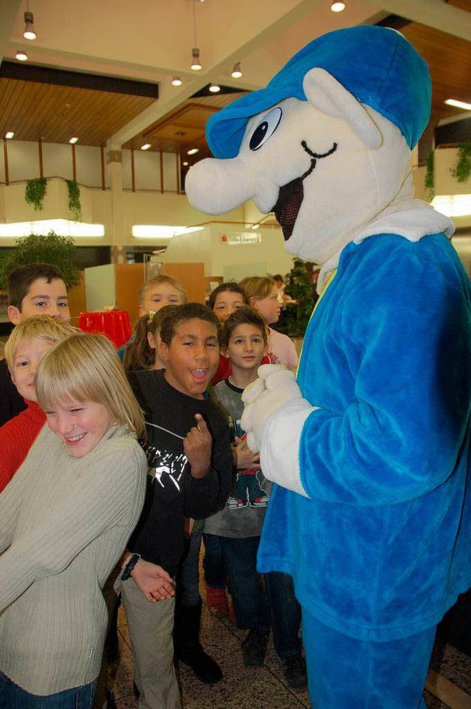 Klasse 4 der Grundschule Salzert und BZ-Maskottchen B. Zetti zu Gast in der Sparkasse Lrrach