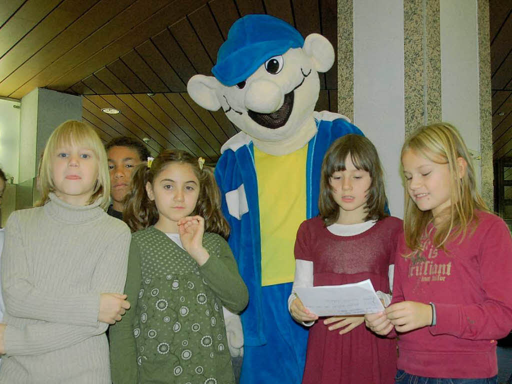 Klasse 4 der Grundschule Salzert und BZ-Maskottchen B. Zetti zu Gast in der Sparkasse Lrrach