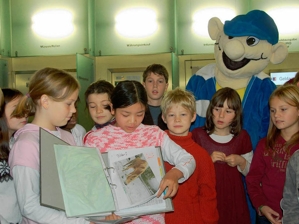 Klasse 4 der Grundschule Salzert und BZ-Maskottchen B. Zetti zu Gast in der Sparkasse Lrrach