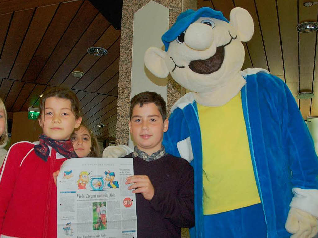 Klasse 4 der Grundschule Salzert und BZ-Maskottchen B. Zetti zu Gast in der Sparkasse Lrrach