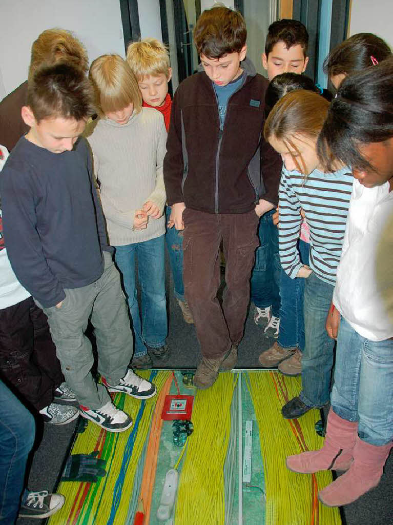 Klasse 4 der Grundschule Salzert und BZ-Maskottchen B. Zetti zu Gast in der Sparkasse Lrrach