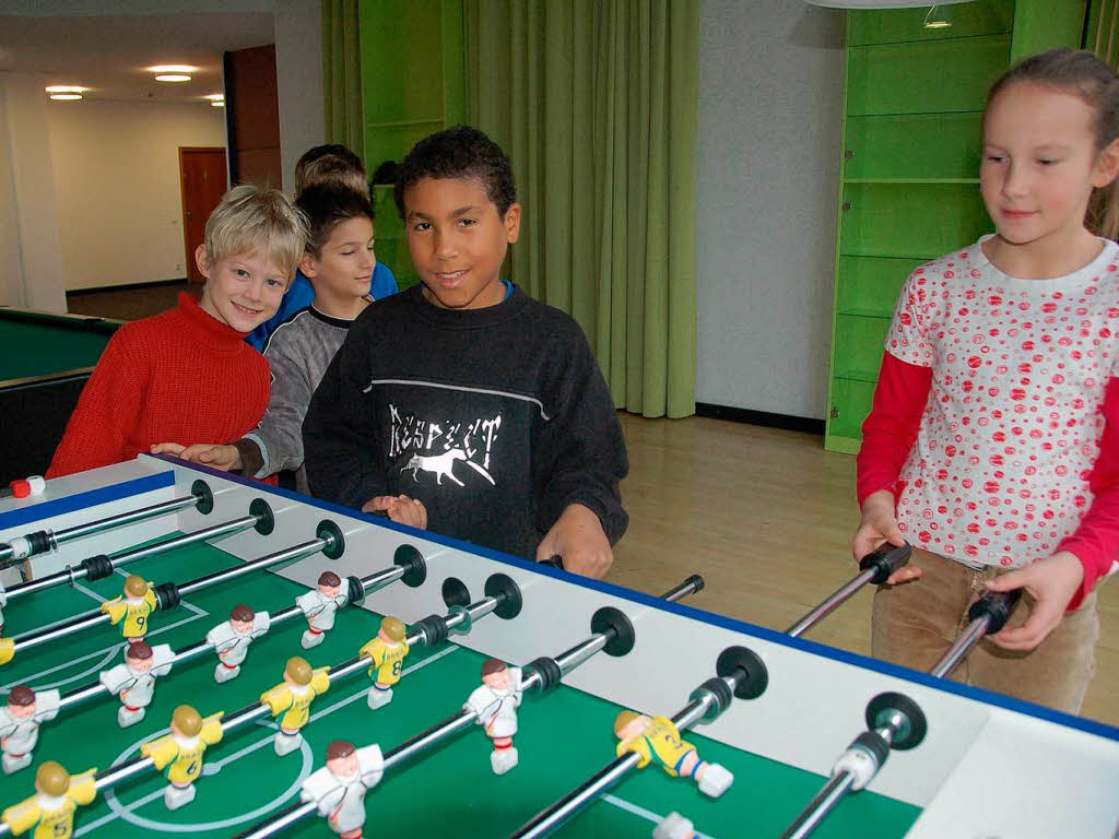 Klasse 4 der Grundschule Salzert und BZ-Maskottchen B. Zetti zu Gast in der Sparkasse Lrrach