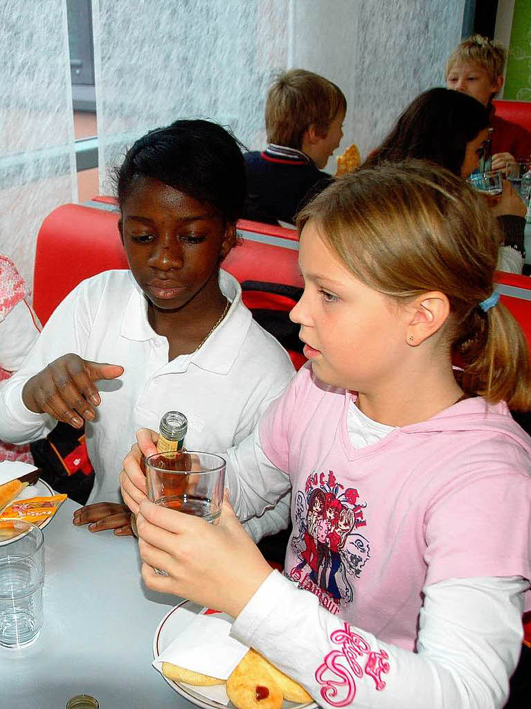 Klasse 4 der Grundschule Salzert und BZ-Maskottchen B. Zetti zu Gast in der Sparkasse Lrrach