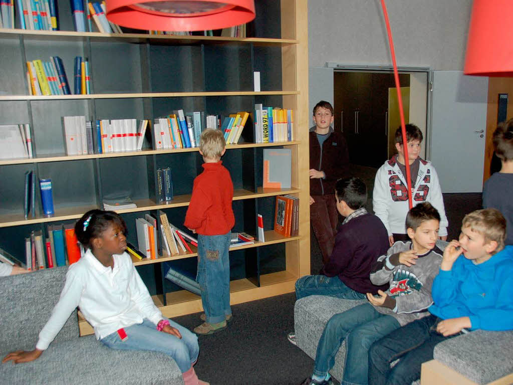 Klasse 4 der Grundschule Salzert und BZ-Maskottchen B. Zetti zu Gast in der Sparkasse Lrrach