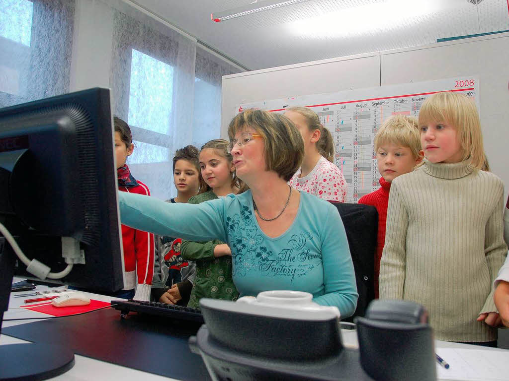 Klasse 4 der Grundschule Salzert und BZ-Maskottchen B. Zetti zu Gast in der Sparkasse Lrrach