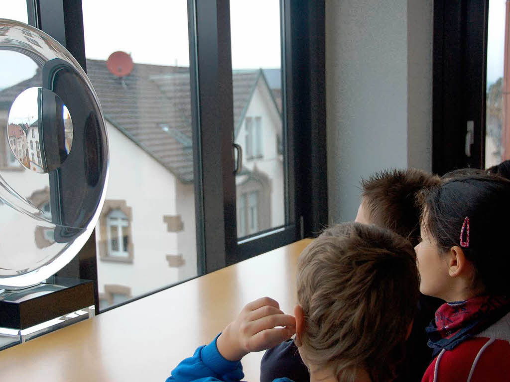 Klasse 4 der Grundschule Salzert und BZ-Maskottchen B. Zetti zu Gast in der Sparkasse Lrrach