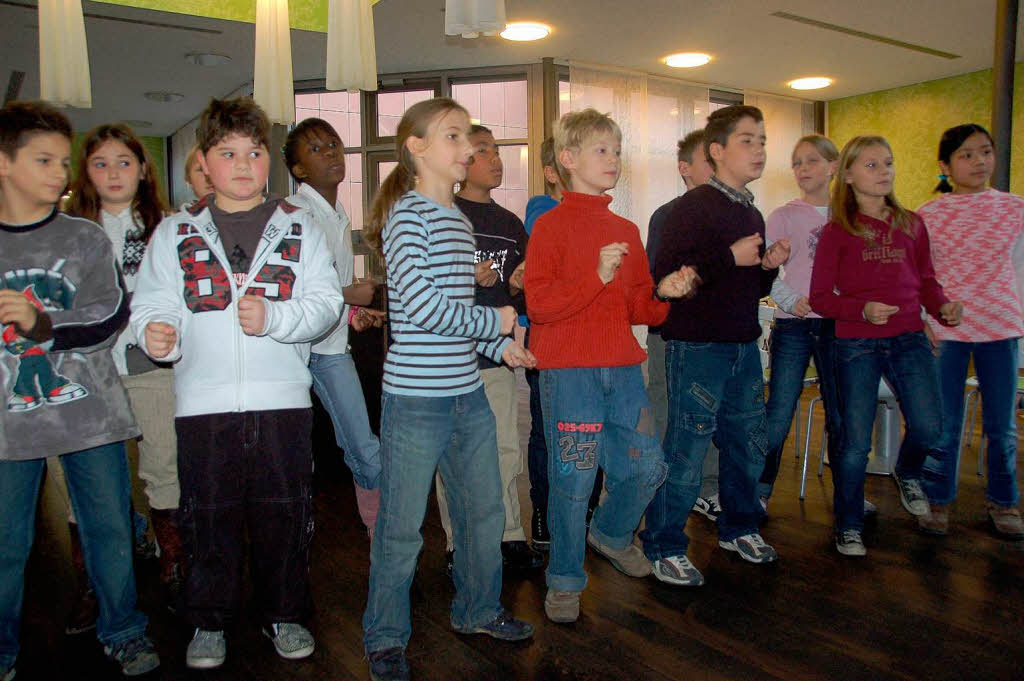 Klasse 4 der Grundschule Salzert und BZ-Maskottchen B. Zetti zu Gast in der Sparkasse Lrrach