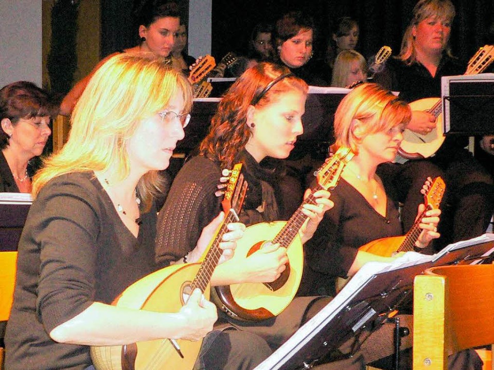 Konzentriert spielen die Mitglieder de...ollnau-Gutach bei ihrem Herbstkonzert.  | Foto: Dorothea Scherle