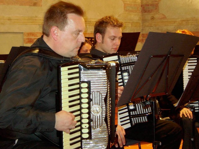 Die Harmonikafreunde Mllheim begeiste...it ihrer  klassischen Akkordeonmusik.   | Foto: bianca flier