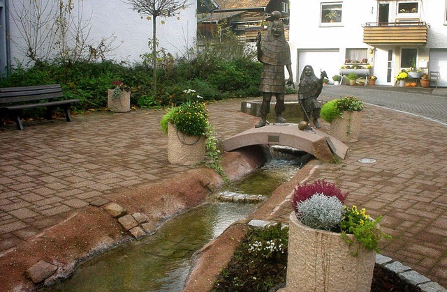 Neue Blumentrge um den Nordweiler Nar...n Dorfmittelpunkt auf dem Lindenplatz.  | Foto: Reiner Merz