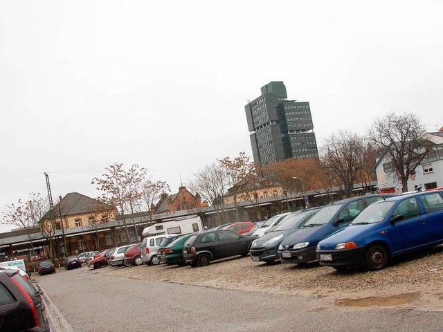 Auf diesem Gelnde hinter dem Lrracher Bahnhof soll ein neues Hotel entstehen.  | Foto: Britta Kuck